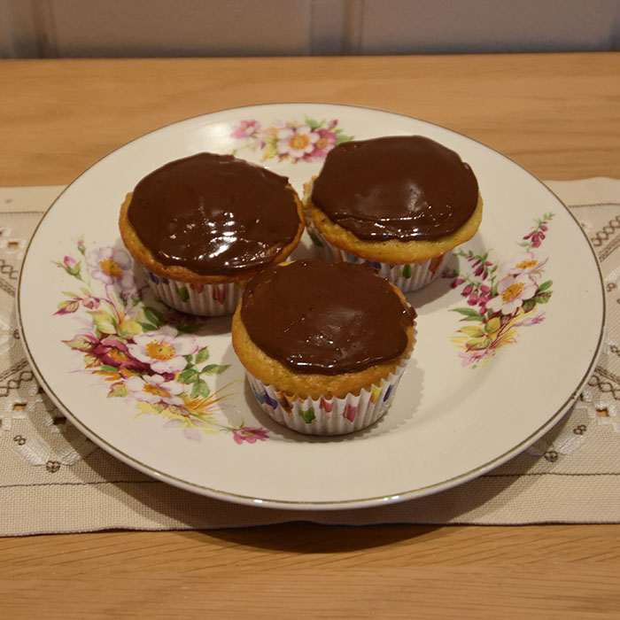 Appelsin – og kokosmuffins med sjokoladebiter Ingredienser 4 Egg 75 g Sukker 1 ½ dl Appelsinsaft (nypresset) 1 ts Vaniljesukker 2 ss Olje (nøytral) 1 ss Appelsinskall (raspet) 2 ts Bakepulver 40 g Kokosmel 20 g Rismel (eller kokosmel) 130 g Hvetemel 25 g Sjokoladebiter (valgfritt) https://heidisboble.no/ @heidisboble