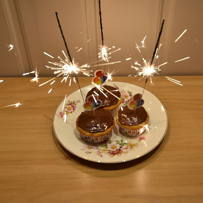 Appelsin – og kokosmuffins med sjokoladebiter Ingredienser 4 Egg 75 g Sukker 1 ½ dl Appelsinsaft (nypresset) 1 ts Vaniljesukker 2 ss Olje (nøytral) 1 ss Appelsinskall (raspet) 2 ts Bakepulver 40 g Kokosmel 20 g Rismel (eller kokosmel) 130 g Hvetemel 25 g Sjokoladebiter (valgfritt) https://heidisboble.no/ @heidisboble