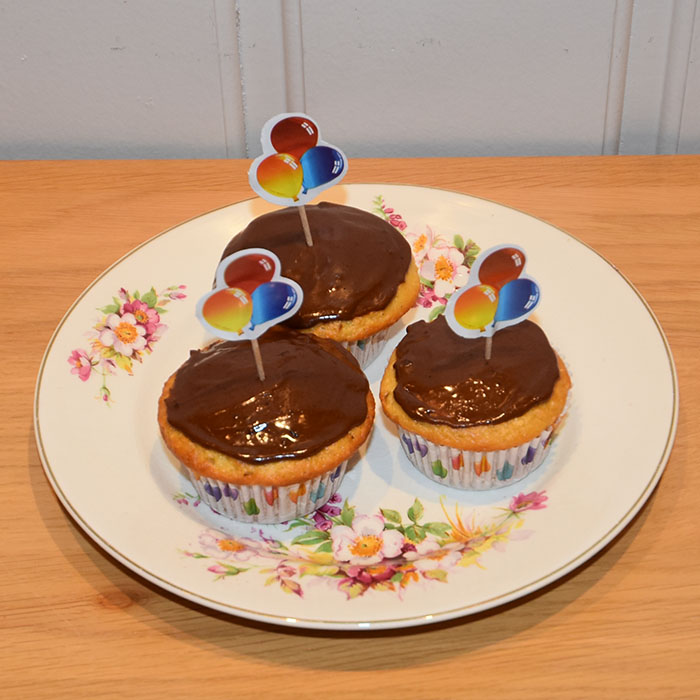 Appelsin – og kokosmuffins med sjokoladebiter Ingredienser 4 Egg 75 g Sukker 1 ½ dl Appelsinsaft (nypresset) 1 ts Vaniljesukker 2 ss Olje (nøytral) 1 ss Appelsinskall (raspet) 2 ts Bakepulver 40 g Kokosmel 20 g Rismel (eller kokosmel) 130 g Hvetemel 25 g Sjokoladebiter (valgfritt) https://heidisboble.no/ @heidisboble