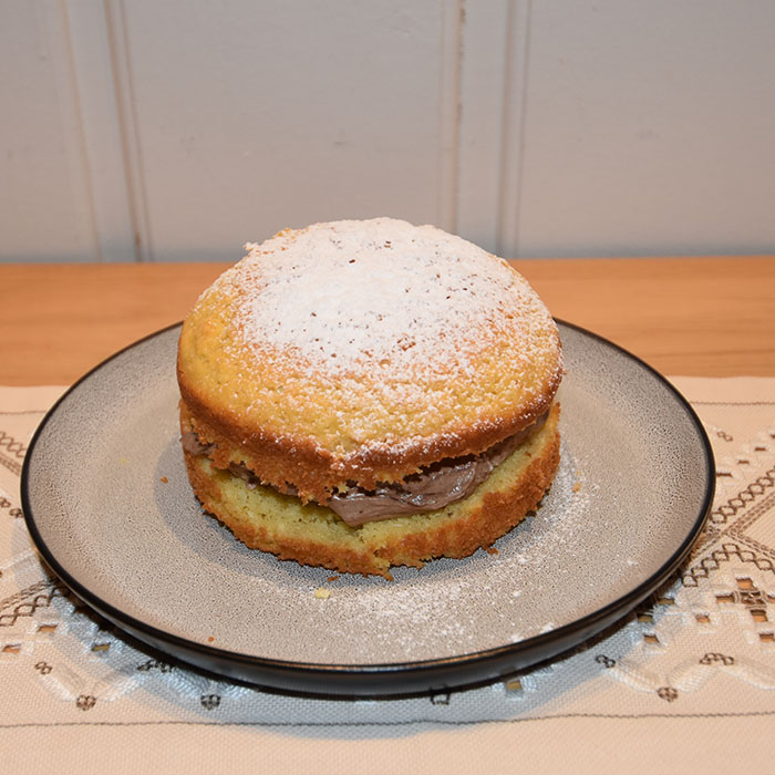 Appelsin – og kokosmuffins med sjokoladebiter Ingredienser 4 Egg 75 g Sukker 1 ½ dl Appelsinsaft (nypresset) 1 ts Vaniljesukker 2 ss Olje (nøytral) 1 ss Appelsinskall (raspet) 2 ts Bakepulver 40 g Kokosmel 20 g Rismel (eller kokosmel) 130 g Hvetemel 25 g Sjokoladebiter (valgfritt) https://heidisboble.no/ @heidisboble