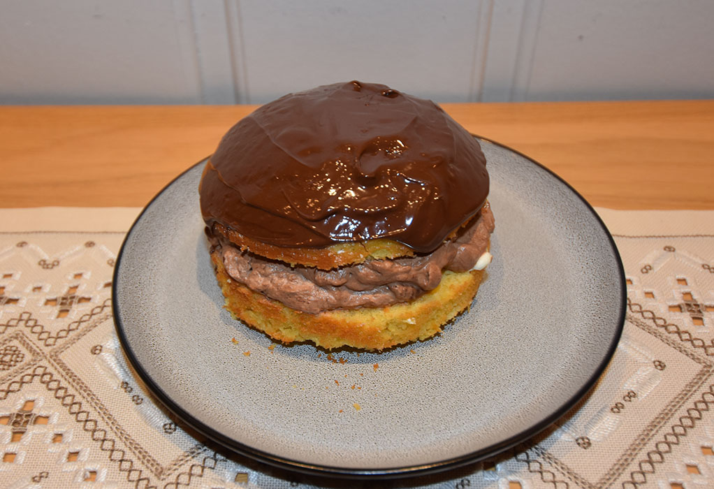 Appelsin – og kokosmuffins med sjokoladebiter Ingredienser 4 Egg 75 g Sukker 1 ½ dl Appelsinsaft (nypresset) 1 ts Vaniljesukker 2 ss Olje (nøytral) 1 ss Appelsinskall (raspet) 2 ts Bakepulver 40 g Kokosmel 20 g Rismel (eller kokosmel) 130 g Hvetemel 25 g Sjokoladebiter (valgfritt) https://heidisboble.no/ @heidisboble