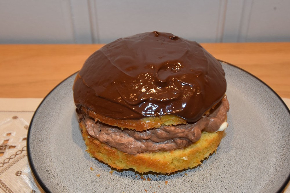 Appelsin – og kokosmuffins med sjokoladebiter Ingredienser 4 Egg 75 g Sukker 1 ½ dl Appelsinsaft (nypresset) 1 ts Vaniljesukker 2 ss Olje (nøytral) 1 ss Appelsinskall (raspet) 2 ts Bakepulver 40 g Kokosmel 20 g Rismel (eller kokosmel) 130 g Hvetemel 25 g Sjokoladebiter (valgfritt) https://heidisboble.no/ @heidisboble