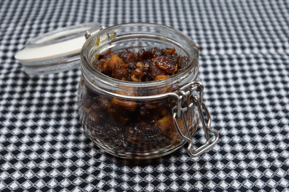 Bacon- og eplesyltetøy Ingredienser: 200g Bacon ¼ - ½ Løk 1 fedd Hvitløk ½ Eple (50 g) ¼ ts Kanel 2 ss Vann 2 ss Brandy 2 ss Sukker (brunt) 1 ss Sirup (mørk) https://heidisboble.no/ @heidisboble