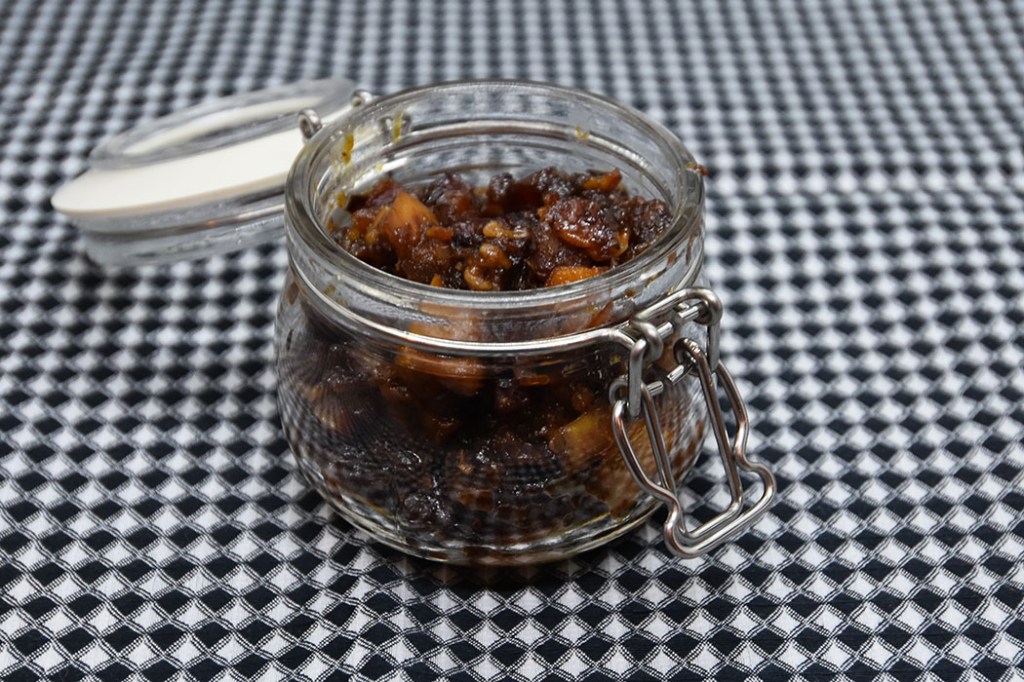 Bacon- og eplesyltetøy Ingredienser: 200g Bacon ¼ - ½ Løk 1 fedd Hvitløk ½ Eple (50 g) ¼ ts Kanel 2 ss Vann 2 ss Brandy 2 ss Sukker (brunt) 1 ss Sirup (mørk) https://heidisboble.no/ @heidisboble