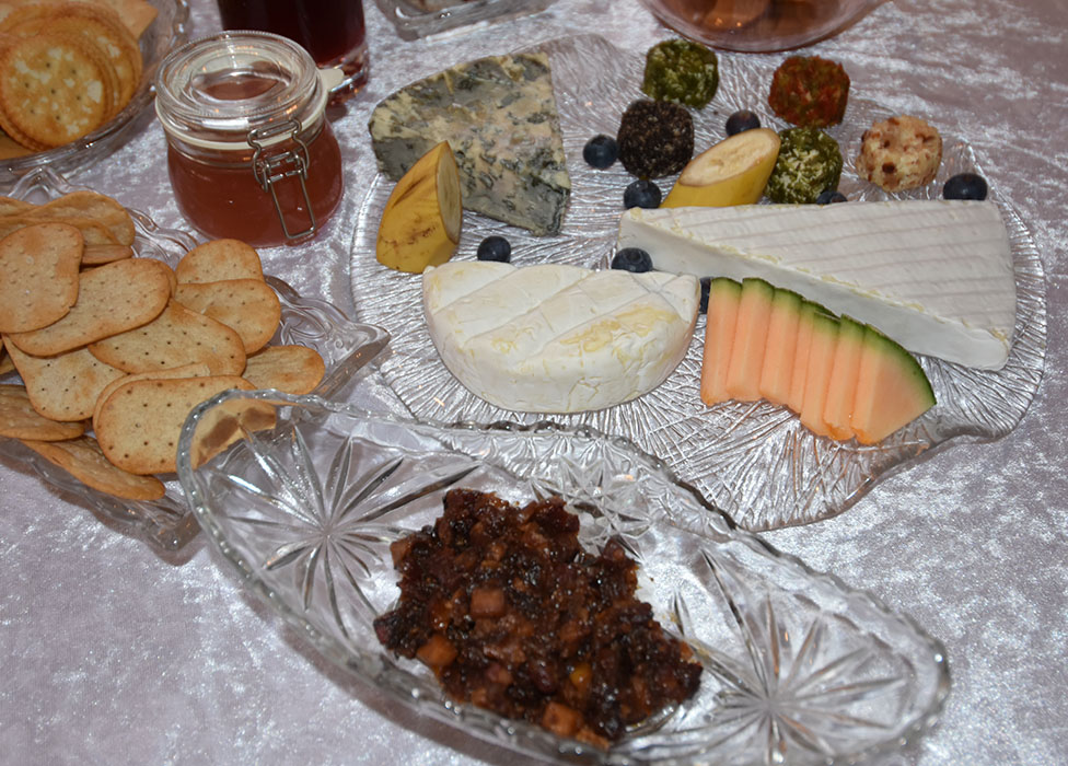 Ostebord med syltede epler, eplegele, rognebærgele og baconsyltetøy Bacon- og eplesyltetøy Ingredienser: 200g Bacon ¼ - ½ Løk 1 fedd Hvitløk ½ Eple (50 g) ¼ ts Kanel 2 ss Vann 2 ss Brandy 2 ss Sukker (brunt) 1 ss Sirup (mørk) https://heidisboble.no/ @heidisboble