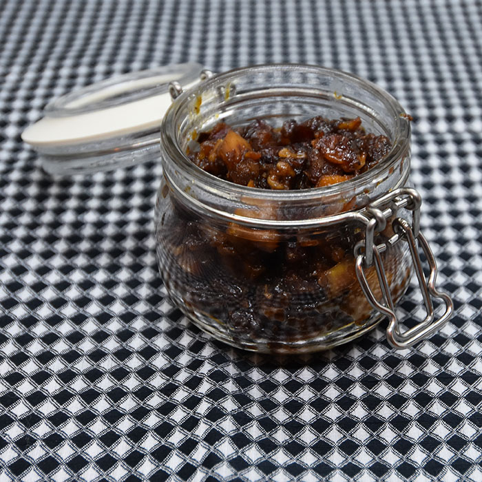 Bacon- og eplesyltetøy Ingredienser: 200g Bacon ¼ - ½ Løk 1 fedd Hvitløk ½ Eple (50 g) ¼ ts Kanel 2 ss Vann 2 ss Brandy 2 ss Sukker (brunt) 1 ss Sirup (mørk) https://heidisboble.no/ @heidisboble