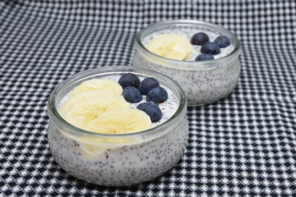 Chia-grøt Ingredienser: 2 ss Chiafrø 1 dl Melk 1½ dl Yoghurt (naturell) 2-4 ss Havregryn 1 ss Sirup (Agarve-/ lønnesirup e.l) Topping; 2 ss Blåbær (valgfritt) ½ Banan (skivet - valgfritt) Tips! Tilsett mer havregryn om du vil ha grøten tykkere, til sett mindre eller ingen hvis du vil ha grøten tynnere. https://heidisboble.no/ @heidisboble