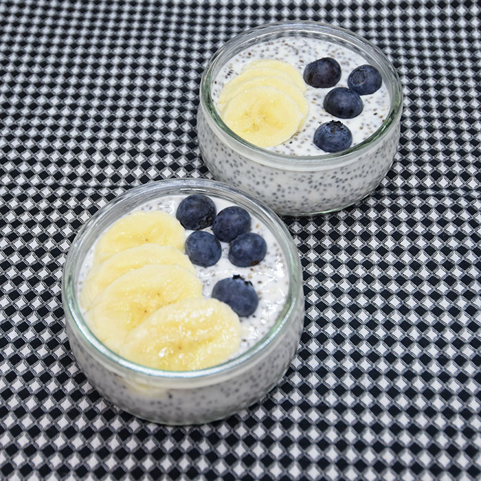 Chia-grøt Ingredienser: 2 ss Chiafrø 1 dl Melk 1½ dl Yoghurt (naturell) 2-4 ss Havregryn 1 ss Sirup (Agarve-/ lønnesirup e.l) Topping; 2 ss Blåbær (valgfritt) ½ Banan (skivet - valgfritt) Tips! Tilsett mer havregryn om du vil ha grøten tykkere, til sett mindre eller ingen hvis du vil ha grøten tynnere. https://heidisboble.no/ @heidisboble