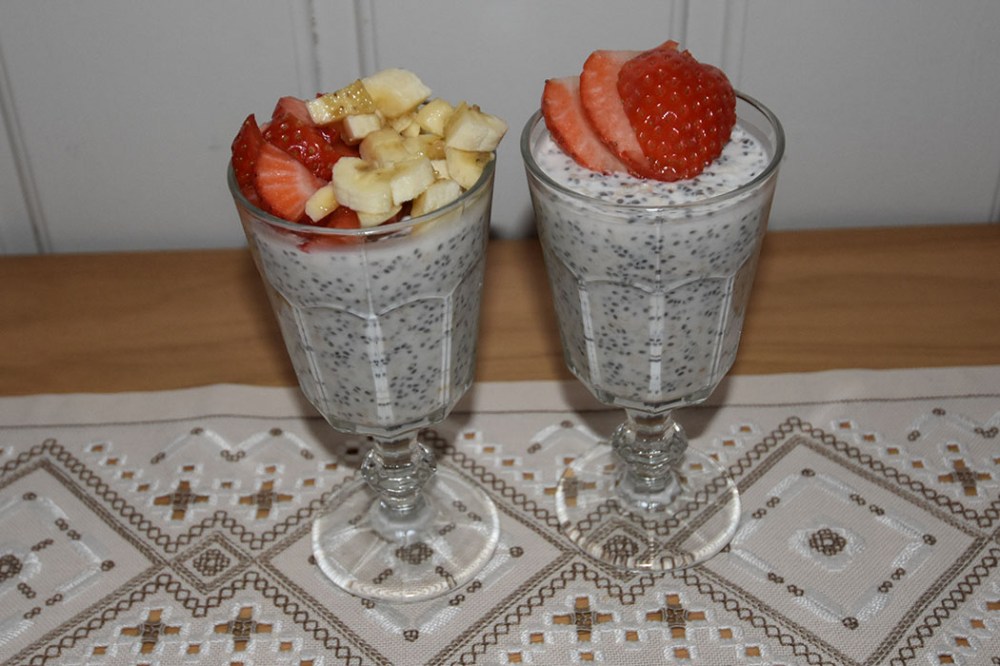Chia-grøt Ingredienser: 2 ss Chiafrø 1 dl Melk 1½ dl Yoghurt (naturell) 2-4 ss Havregryn 1 ss Sirup (Agarve-/ lønnesirup e.l) Topping; 2 ss Blåbær (valgfritt) ½ Banan (skivet - valgfritt) Tips! Tilsett mer havregryn om du vil ha grøten tykkere, til sett mindre eller ingen hvis du vil ha grøten tynnere. https://heidisboble.no/ @heidisboble