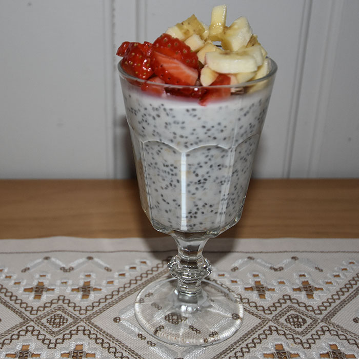 Chia-grøt Ingredienser: 2 ss Chiafrø 1 dl Melk 1½ dl Yoghurt (naturell) 2-4 ss Havregryn 1 ss Sirup (Agarve-/ lønnesirup e.l) Topping; 2 ss Blåbær (valgfritt) ½ Banan (skivet - valgfritt) Tips! Tilsett mer havregryn om du vil ha grøten tykkere, til sett mindre eller ingen hvis du vil ha grøten tynnere. https://heidisboble.no/ @heidisboble