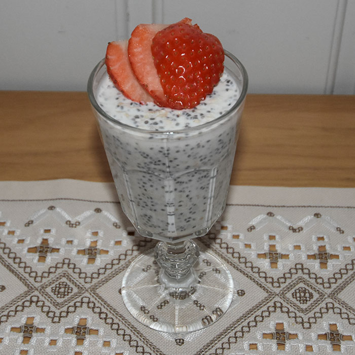 Chia-grøt Ingredienser: 2 ss Chiafrø 1 dl Melk 1½ dl Yoghurt (naturell) 2-4 ss Havregryn 1 ss Sirup (Agarve-/ lønnesirup e.l) Topping; 2 ss Blåbær (valgfritt) ½ Banan (skivet - valgfritt) Tips! Tilsett mer havregryn om du vil ha grøten tykkere, til sett mindre eller ingen hvis du vil ha grøten tynnere. https://heidisboble.no/ @heidisboble