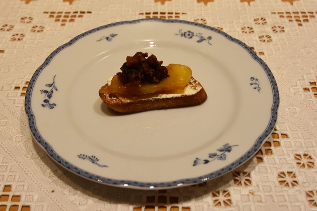 Crostini med Karamelliserte epler og baconsyltetøy Ingredienser 1 Baguette Olje (oliven) 50 g Geitost Epleskiver: 1 ss Smør 1 ss Sukker (brunt) 1 ½ Eple (150 g) Baconsyltetøy: 200g Bacon ¼ - ½ Løk 1 fedd Hvitløk ½ Eple (50 g) ¼ ts Kanel 2 ss Vann 2 ss Brandy 2 ss Sukker (brunt) 1 ss Sirup (mørk) https://heidisboble.no/ @heidisboble