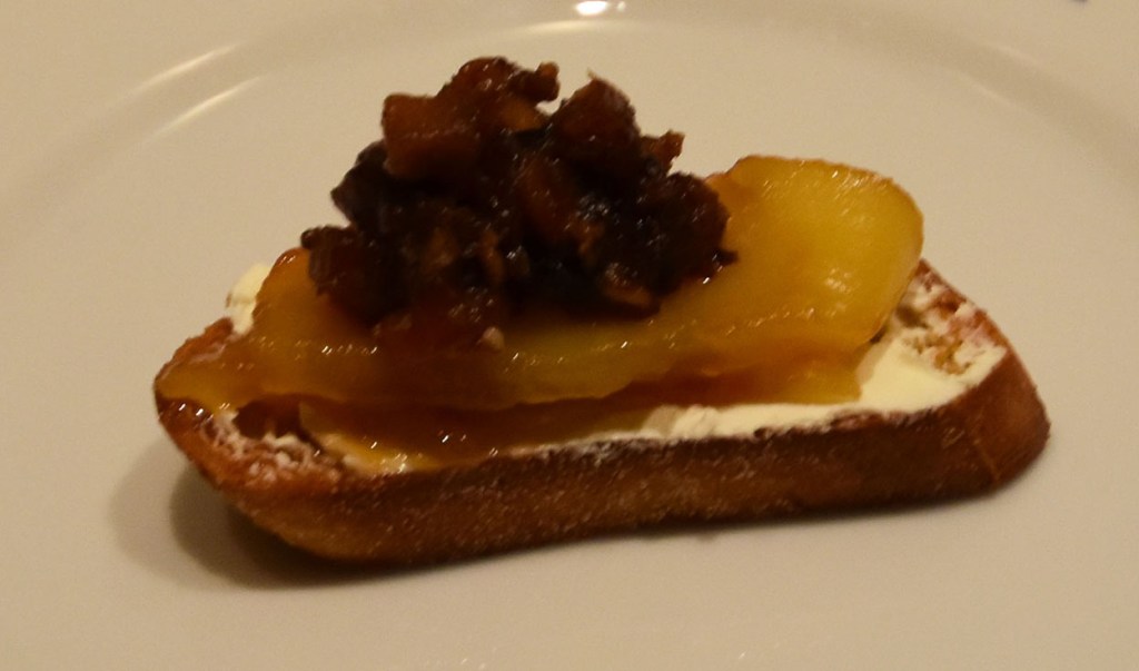 Crostini med Karamelliserte epler og baconsyltetøy Ingredienser 1 Baguette Olje (oliven) 50 g Geitost Epleskiver: 1 ss Smør 1 ss Sukker (brunt) 1 ½ Eple (150 g) Baconsyltetøy: 200g Bacon ¼ - ½ Løk 1 fedd Hvitløk ½ Eple (50 g) ¼ ts Kanel 2 ss Vann 2 ss Brandy 2 ss Sukker (brunt) 1 ss Sirup (mørk) https://heidisboble.no/ @heidisboble