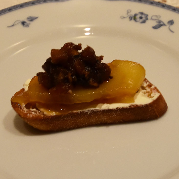 Crostini med Karamelliserte epler og baconsyltetøy Ingredienser 1 Baguette Olje (oliven) 50 g Geitost Epleskiver: 1 ss Smør 1 ss Sukker (brunt) 1 ½ Eple (150 g) Baconsyltetøy: 200g Bacon ¼ - ½ Løk 1 fedd Hvitløk ½ Eple (50 g) ¼ ts Kanel 2 ss Vann 2 ss Brandy 2 ss Sukker (brunt) 1 ss Sirup (mørk) https://heidisboble.no/ @heidisboble