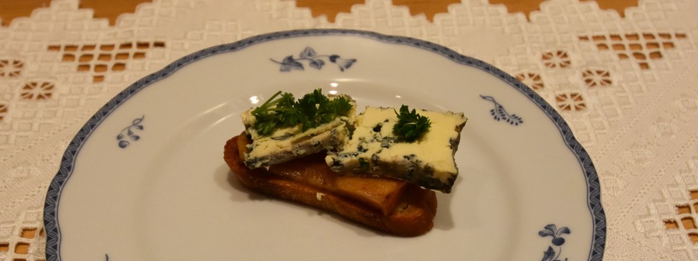 Crostini med syltede epler og blåmuggost Ingredienser 1 Baguette Olje (oliven) Blåmuggost Grønne urter (valgfritt) Syltete epler: 1½ dl Eddik (eplesider) 1 dl Sukker ½ dl Vann 1 Laubærblad 1 ts Pepperkorn (svarte) 1 ts Sennepsfrø 3 Epler https://heidisboble.no/ @heidisboble