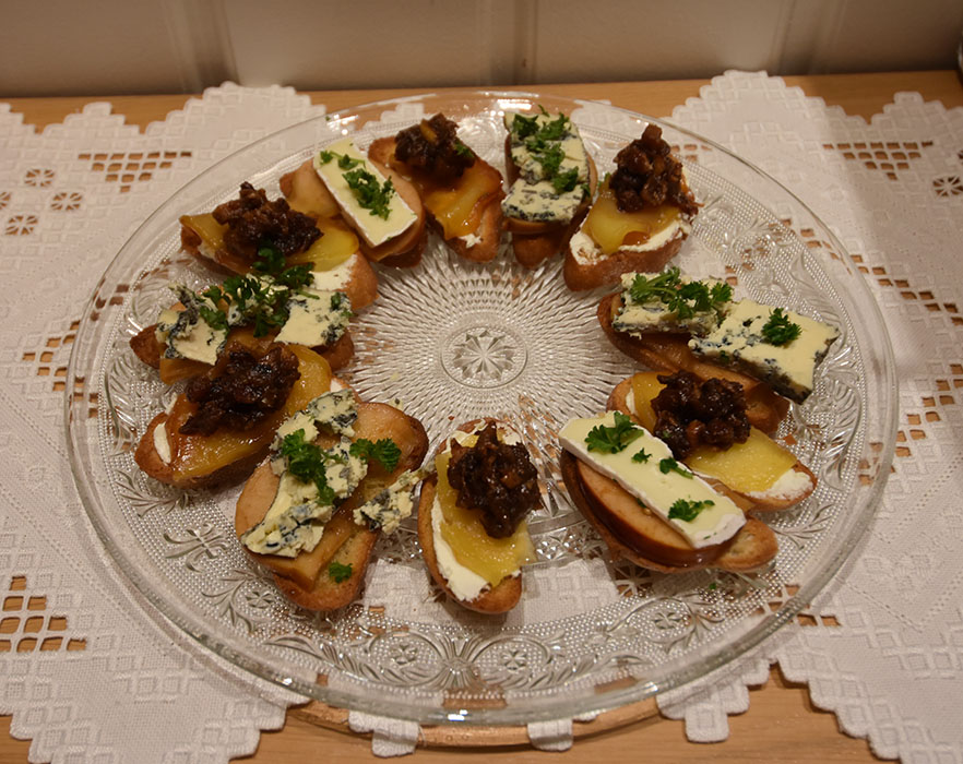 Crostini med syltede epler og blåmuggost, hvitmugg ost og/eller brie Ingredienser 1 Baguette Olje (oliven) Blå-, hvitmuggost og/eller brie Grønne urter (valgfritt) Syltete epler: 1½ dl Eddik (eplesider) 1 dl Sukker ½ dl Vann 1 Laubærblad 1 ts Pepperkorn (svarte) 1 ts Sennepsfrø 3 Epler https://heidisboble.no/ @heidisboble