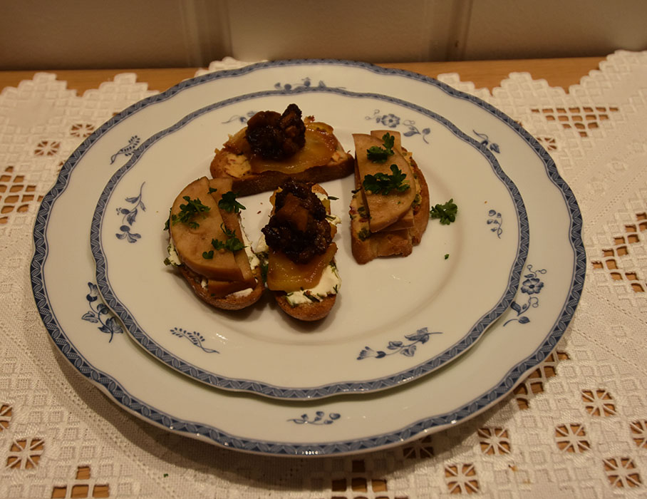 Crostini med Karamelliserte epler og baconsyltetøy Ingredienser 1 Baguette Olje (oliven) 50 g Geitost Epleskiver: 1 ss Smør 1 ss Sukker (brunt) 1 ½ Eple (150 g) Baconsyltetøy: 200g Bacon ¼ - ½ Løk 1 fedd Hvitløk ½ Eple (50 g) ¼ ts Kanel 2 ss Vann 2 ss Brandy 2 ss Sukker (brunt) 1 ss Sirup (mørk) https://heidisboble.no/ @heidisboble