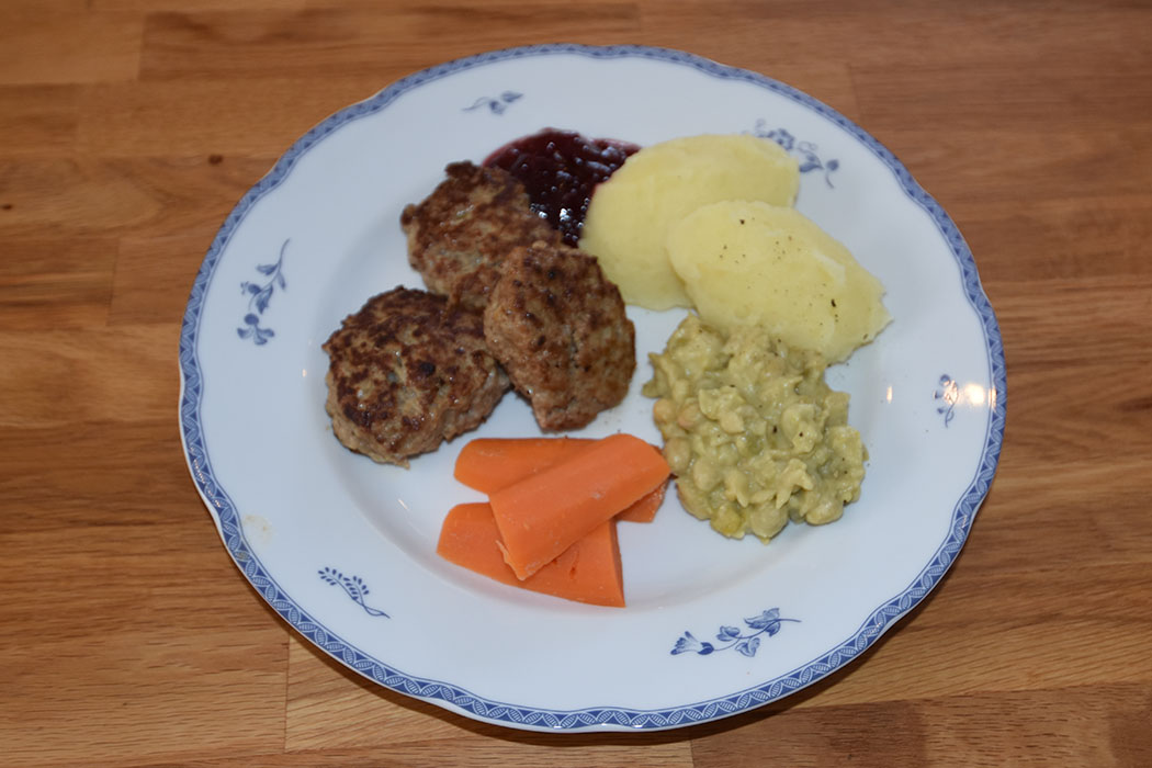 Kjøttkaker (farmors) Ingredienser 400 g Kjøttdeig 5 dl Melk 6 ss Strøbrød (brødrasp) ½ Løk (raspet) 1 Egg 1 ts Salt 1 krm Pepper ½ ts Sukker Smør til steking https://heidisboble.no/ @heidisboble