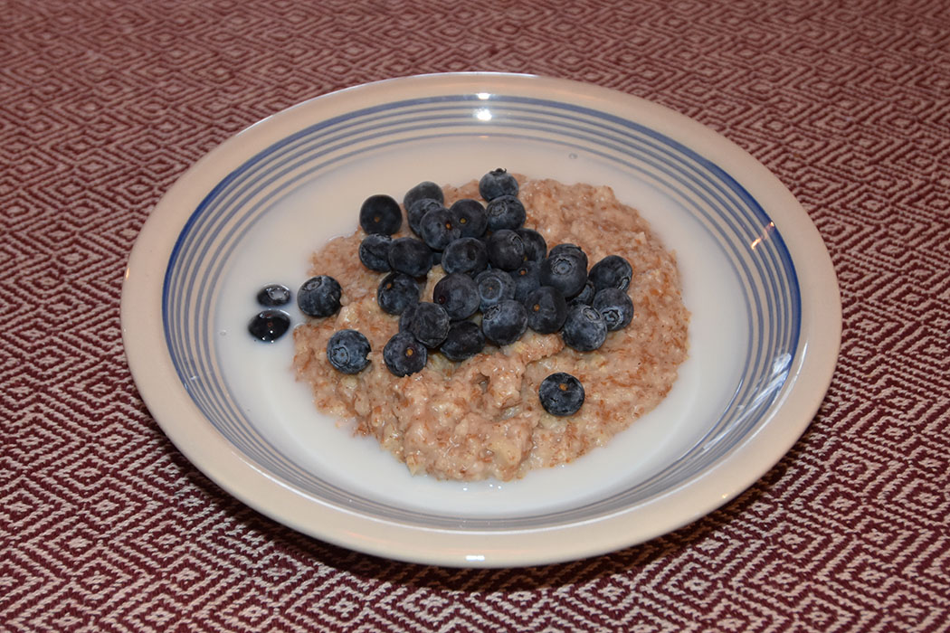 Havregrøt med Hvetekli og blåbær Ingredienser: 1 dl Havregryn 1 ss Hvetekli 1 ½ dl Vann Topping: Blåbær Melk https://heidisboble.no/ @heidisboble