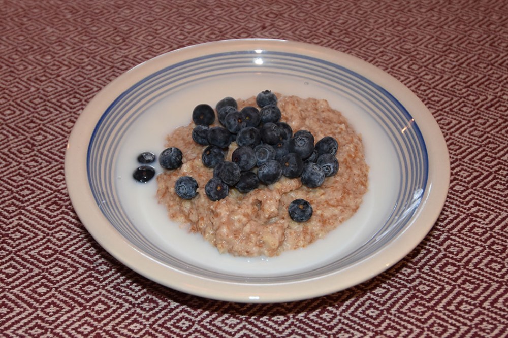 Havregrøt med Hvetekli og blåbær Ingredienser: 1 dl Havregryn 1 ss Hvetekli 1 ½ dl Vann Topping: Blåbær Melk https://heidisboble.no/ @heidisboble