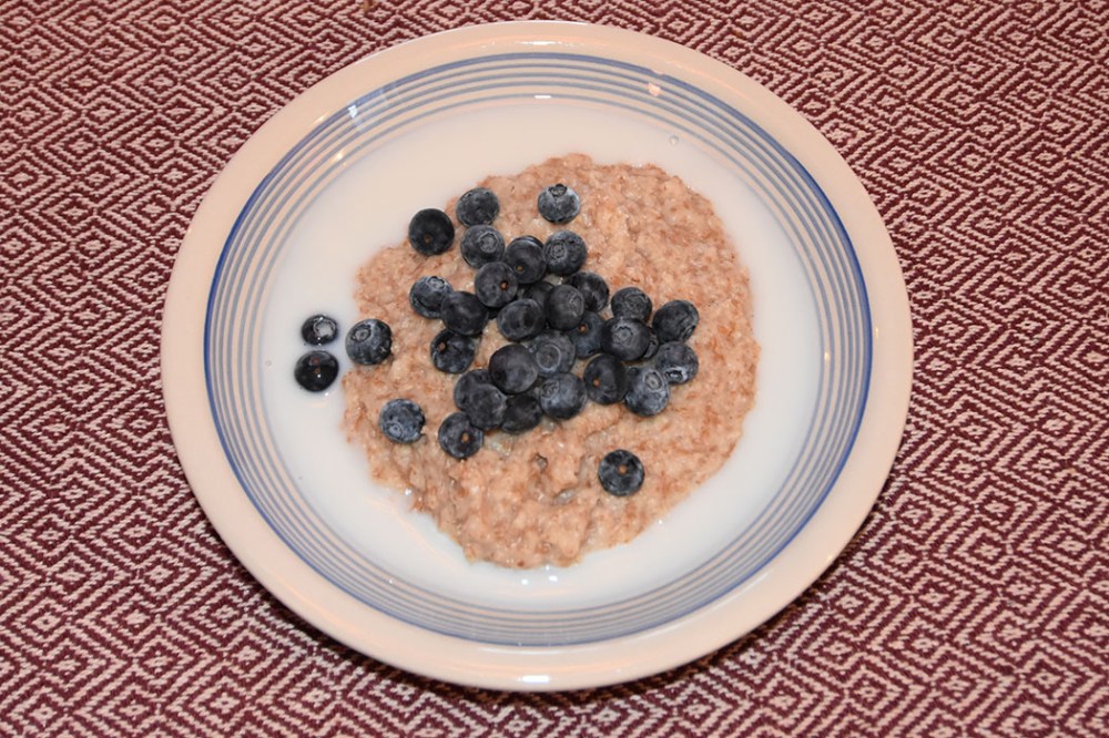 Havregrøt med Hvetekli og blåbær Ingredienser: 1 dl Havregryn 1 ss Hvetekli 1 ½ dl Vann Topping: Blåbær Melk https://heidisboble.no/ @heidisboble