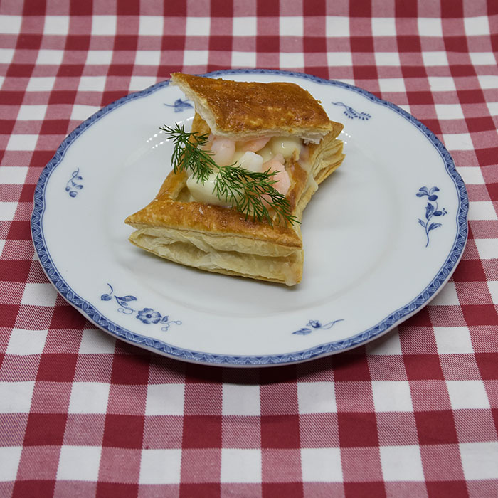 Fiskeboller i terteskjell Ingredienser: 2 plater Butterdeig 1 Egg (sammenvispet) 1 pk Fiskeboller (små suppeboller) 2 ss Hvetemel 4 dl Melk ½ ts Salt ½ ts Pepper (gjerne hvit) Reker 4 kvister Dill (pynt) https://heidisboble.no/ @heidisboble