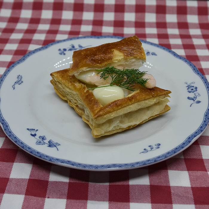 Fiskeboller i terteskjell Ingredienser: 2 plater Butterdeig 1 Egg (sammenvispet) 1 pk Fiskeboller (små suppeboller) 2 ss Hvetemel 4 dl Melk ½ ts Salt ½ ts Pepper (gjerne hvit) Reker 4 kvister Dill (pynt) https://heidisboble.no/ @heidisboble