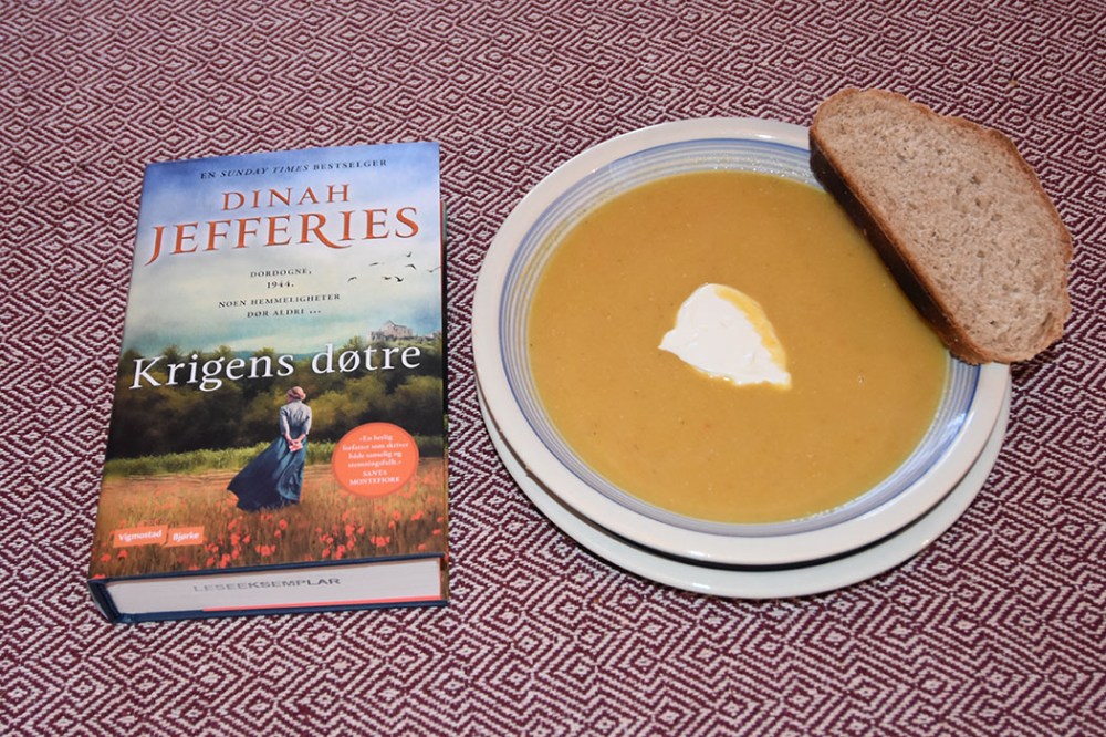 Jefferies, Dinah (2022) «Krigens døtre», Vigmostad Bjørke OG Rød linsesuppe på 1-2-3 Ingredienser: 1 Løk 2-4 fedd Hvitløk 2 Gulerøtter 1 stilk Selleri 2 Grønnsaksbuljongterninger 10 dl Vann 1 ss Ingefær (fersk) 200 g Linser (grønne) 1 Appelsin (skall og saft) Rømme (valgfritt) https://heidisboble.no/ @heidisboble