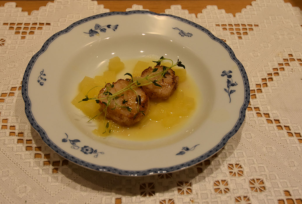 Kamskjell i eplesaus Ingredienser 8 - 12 Kamskjell (ferske eller frosne) 1 ss Olje (raps) 1 ss Smør Eplesaus: 2 Epler 2 ss Sitronsaft (nypresset) 1 ss Smør Ferske bønneskudd e.l. https://heidisboble.no/ @heidisboble