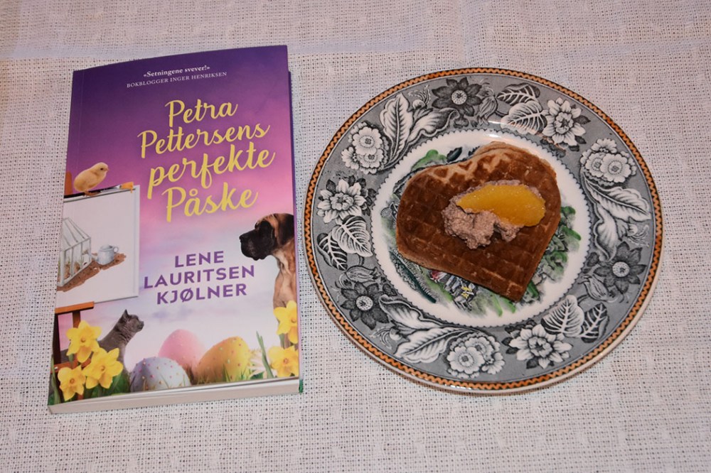 Kjølner, Lene Lauritsen (2022), «Petra Pettersens Perfekte Påske» Fagervik forlag og Påskevafler med sjokoladekrem Ingredienser: 4 Egg 5 dl Kulturmelk (skummet) 2 dl Lettmelk 1 dl Vann 2 dl Appelsinsaft (presset eller juice) 700 g Hvetemel 2 ts Bakepulver 1 ts Natron 1 ts Kardemomme Konditorfarge (gul -valgfri) 200 g Smør (smeltet) Sjokoladekrem topping: 2 Appelsiner 100 g Kokesjokolade (smeltet) 3 dl Kremfløte (pisket) 1 Kvikklunsj https://heidisboble.no/ @heidisboble