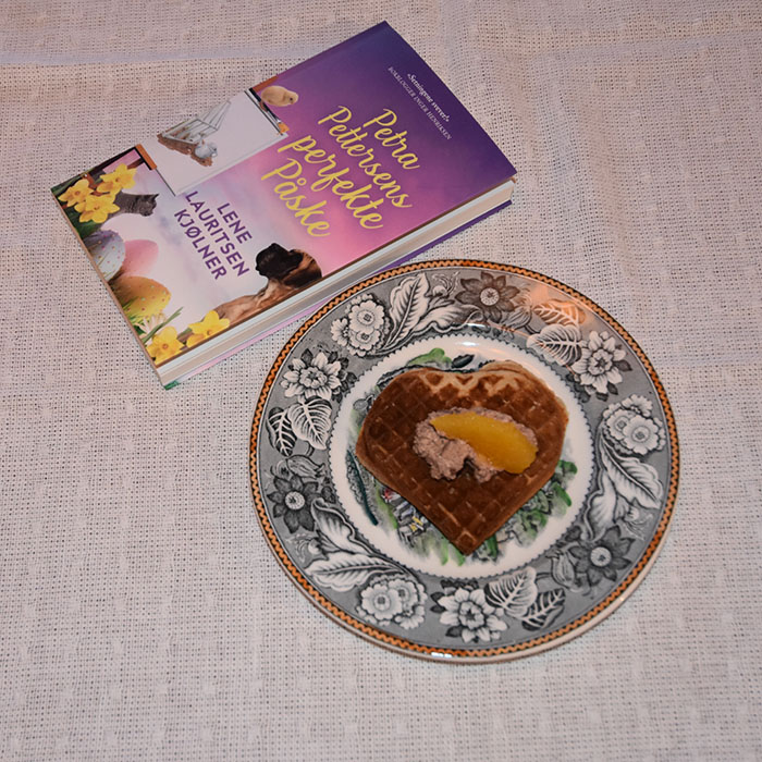 Kjølner, Lene Lauritsen (2022), «Petra Pettersens Perfekte Påske» Fagervik forlag og Påskevafler med sjokoladekrem Ingredienser: 4 Egg 5 dl Kulturmelk (skummet) 2 dl Lettmelk 1 dl Vann 2 dl Appelsinsaft (presset eller juice) 700 g Hvetemel 2 ts Bakepulver 1 ts Natron 1 ts Kardemomme Konditorfarge (gul -valgfri) 200 g Smør (smeltet) Sjokoladekrem topping: 2 Appelsiner 100 g Kokesjokolade (smeltet) 3 dl Kremfløte (pisket) 1 Kvikklunsj https://heidisboble.no/ @heidisboble