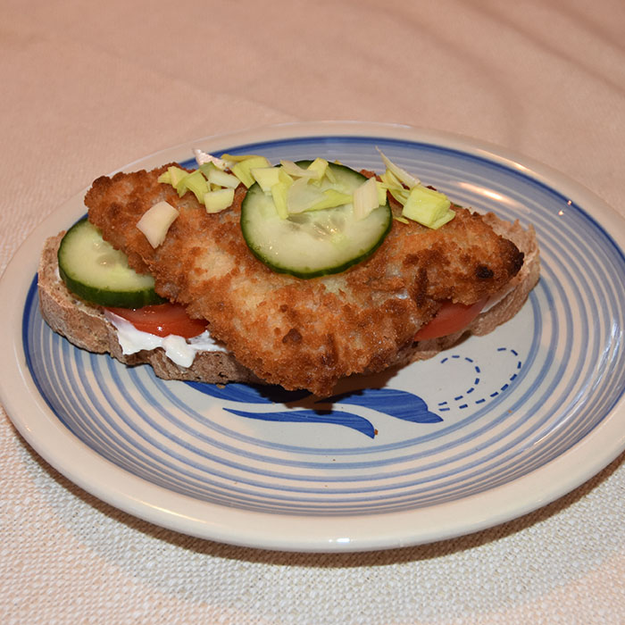 "Friterte" kyllingbryst på landbrød Ingredienser: Kyllingbryst Landbrød Marinade og strø: 2 Egg 2 ts Oregano 1 dl Rømme 1 ss Sennep 3-4 ss Panko eller (strøbrød) ½ ss Paprikapulver (valgfritt) Tilbehør (valgfritt): Salat, tomat, agurk, mais Potetbåter https://heidisboble.no/ @heidisboble