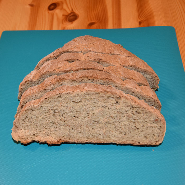 Landbrød etter oppskrift fra Kungsörnen (Lantbrödsmjöl 4 sädesslag) Ingredienser 750 g Lantbröds mel fra Kungsörnen (fyra sådesslag) ½ pk Gjær (25 g) 5 dl Vann (fingervarmt) 25 g Smør 1 ½ ts Salt 2 ss Sirup (Mørk) https://heidisboble.no/ @heidisboble