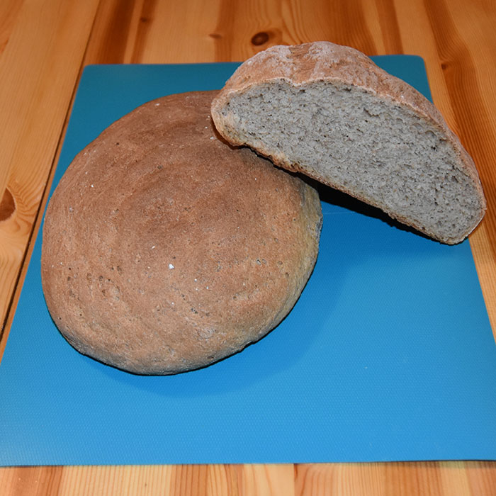Landbrød etter oppskrift fra Kungsörnen (Lantbrödsmjöl 4 sädesslag) Ingredienser 750 g Lantbröds mel fra Kungsörnen (fyra sådesslag) ½ pk Gjær (25 g) 5 dl Vann (fingervarmt) 25 g Smør 1 ½ ts Salt 2 ss Sirup (Mørk) https://heidisboble.no/ @heidisboble