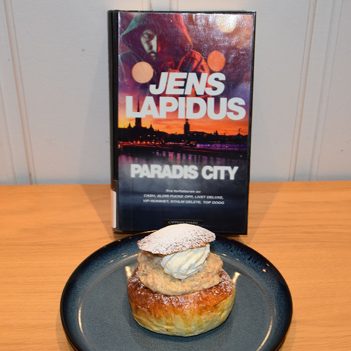Lapidus, Jens (2021) «Paradis City», Cappelen Damm OG SEMLOR – svenske fastelavnsboller Ingredienser Fordeig: 2 dl Melk (ca 35 grader) ½ pk Gjær (25 g) 240 g Hvetemel (4dl) 180 g Hvetemel 1 Egg ½ ts Salt 1 ss Kardemomme 1 dl Sukker 100 g Smør (romtemperert) Fyll: 190 g Mandler 110 g Melis 80 g Smør ½ dl Melk 3 dl Fløte ½ ss Melis Pensling: 1 Egg (sammen vispet) https://heidisboble.no/ @heidisboble