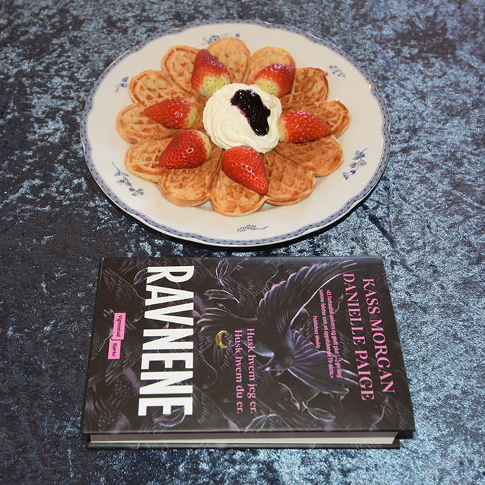 Morgan, Kass & Paige, Danielle (2022) «Ravnene» Vigmostad & Bjørke OG VAFFEL Ingredienser: 1 Egg 5-6 dl Melk 350 g Hvetemel Smør https://heidisboble.no/ @heidisboble