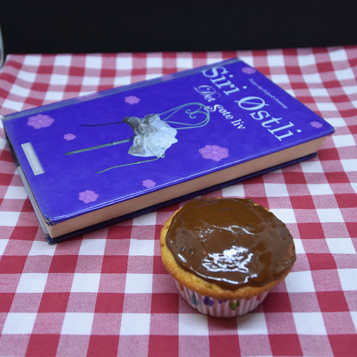 Østli, Siri (2011) «Det søte liv», Cappelen DAMM OG Appelsin – og kokosmuffins med sjokoladebiter Ingredienser 4 Egg 75 g Sukker 1 ½ dl Appelsinsaft (nypresset) 1 ts Vaniljesukker 2 ss Olje (nøytral) 1 ss Appelsinskall (raspet) 2 ts Bakepulver 40 g Kokosmel 20 g Rismel (eller kokosmel) 130 g Hvetemel 25 g Sjokoladebiter (valgfritt) https://heidisboble.no/ @heidisboble