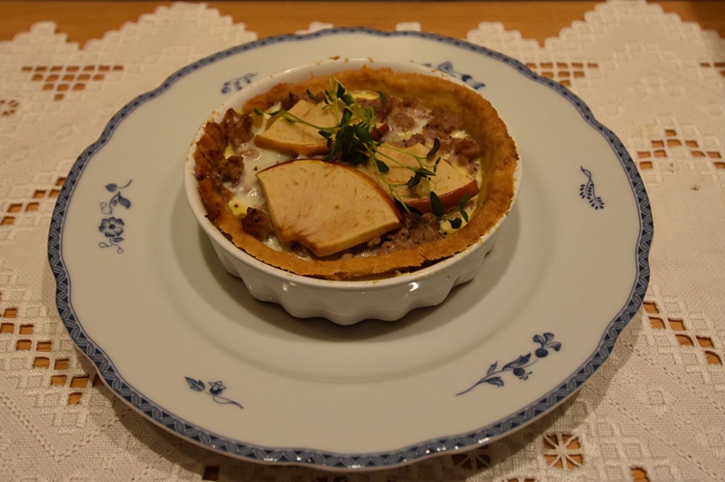 Kjøttdeigpai med eple Ingredienser: Bunn: 3 dl Hvetemel 100 g Smør 2-4 ss Kaldt vann Fyll: 4 Egg 3 dl Melk 1 ts Salt 1 krm Pepper 400 g Kjøttdeig 1 Løk (hakket) 1-2 Epler (i skiver og terninger) 100 g Ost (revet) 1 Mozzarella (i biter) 2 ss Parmesan https://heidisboble.no/ @heidisboble