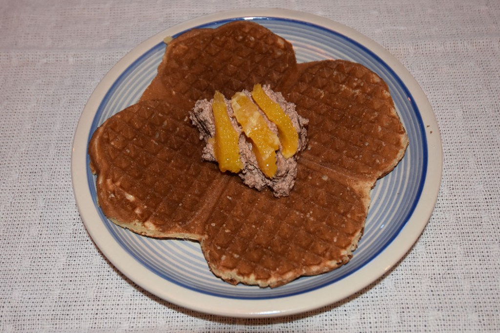 Påskevafler med sjokoladekrem Ingredienser: 4 Egg 5 dl Kulturmelk (skummet) 2 dl Lettmelk 1 dl Vann 2 dl Appelsinsaft (presset eller juice) 700 g Hvetemel 2 ts Bakepulver 1 ts Natron 1 ts Kardemomme Konditorfarge (gul -valgfri) 200 g Smør (smeltet) Sjokoladekrem topping: 2 Appelsiner 100 g Kokesjokolade (smeltet) 3 dl Kremfløte (pisket) 1 Kvikklunsj https://heidisboble.no/ @heidisboble Oppskriften err hentet fra Kjølner, Lene Lauritsen (2022), «Petra Pettersens Perfekte Påske» Fagervik forlag