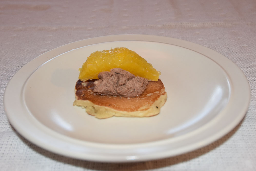 Påskelapper med sjokoladekrem og appelsinbåter Ingredienser: 4 Egg 5 dl Kulturmelk (skummet) 2 dl Lettmelk 1 dl Vann 2 dl Appelsinsaft (presset eller juice) 700 g Hvetemel 2 ts Bakepulver 1 ts Natron 1 ts Kardemomme Konditorfarge (gul -valgfri) 200 g Smør (smeltet) Sjokoladekrem topping: 2 Appelsiner 100 g Kokesjokolade (smeltet) 3 dl Kremfløte (pisket) 1 Kvikklunsj https://heidisboble.no/ @heidisboble