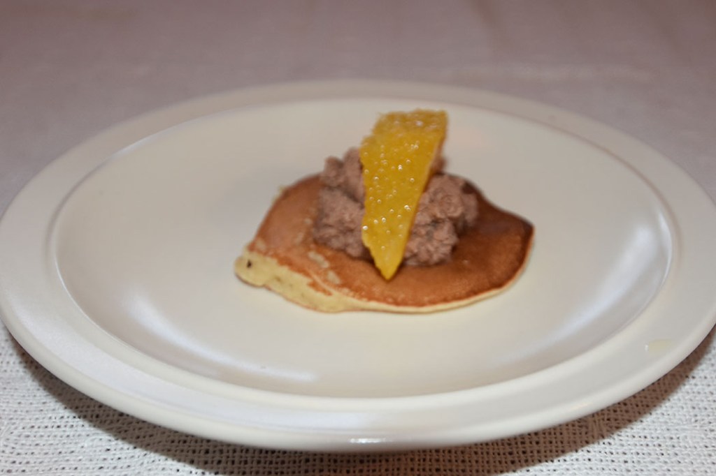 Påskelapper med sjokoladekrem og appelsinbåter Ingredienser: 4 Egg 5 dl Kulturmelk (skummet) 2 dl Lettmelk 1 dl Vann 2 dl Appelsinsaft (presset eller juice) 700 g Hvetemel 2 ts Bakepulver 1 ts Natron 1 ts Kardemomme Konditorfarge (gul -valgfri) 200 g Smør (smeltet) Sjokoladekrem topping: 2 Appelsiner 100 g Kokesjokolade (smeltet) 3 dl Kremfløte (pisket) 1 Kvikklunsj https://heidisboble.no/ @heidisboble