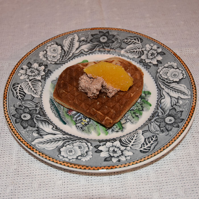 Påskevafler med sjokoladekrem Ingredienser: 4 Egg 5 dl Kulturmelk (skummet) 2 dl Lettmelk 1 dl Vann 2 dl Appelsinsaft (presset eller juice) 700 g Hvetemel 2 ts Bakepulver 1 ts Natron 1 ts Kardemomme Konditorfarge (gul -valgfri) 200 g Smør (smeltet) Sjokoladekrem topping: 2 Appelsiner 100 g Kokesjokolade (smeltet) 3 dl Kremfløte (pisket) 1 Kvikklunsj https://heidisboble.no/ @heidisboble Oppskriften err hentet fra Kjølner, Lene Lauritsen (2022), «Petra Pettersens Perfekte Påske» Fagervik forlag