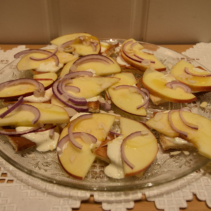 Pizza med eple, ricotta og honning (forrret, fingermat) Ingredienser 1 Pizzabunn (for oppskrift- trykk HER) 2 Epler 1½ ts Sitronsaft 2 ½ dl Ricotta 1 ts Sitronskall ½ ts Salt (flaksalt) ¼ ts Pepper ½ Rødløk (i tynne skiver) 1 dl Mandler (uten skall) 1 ss Honning Persille (fin hakket) https://heidisboble.no/ @heidisboble