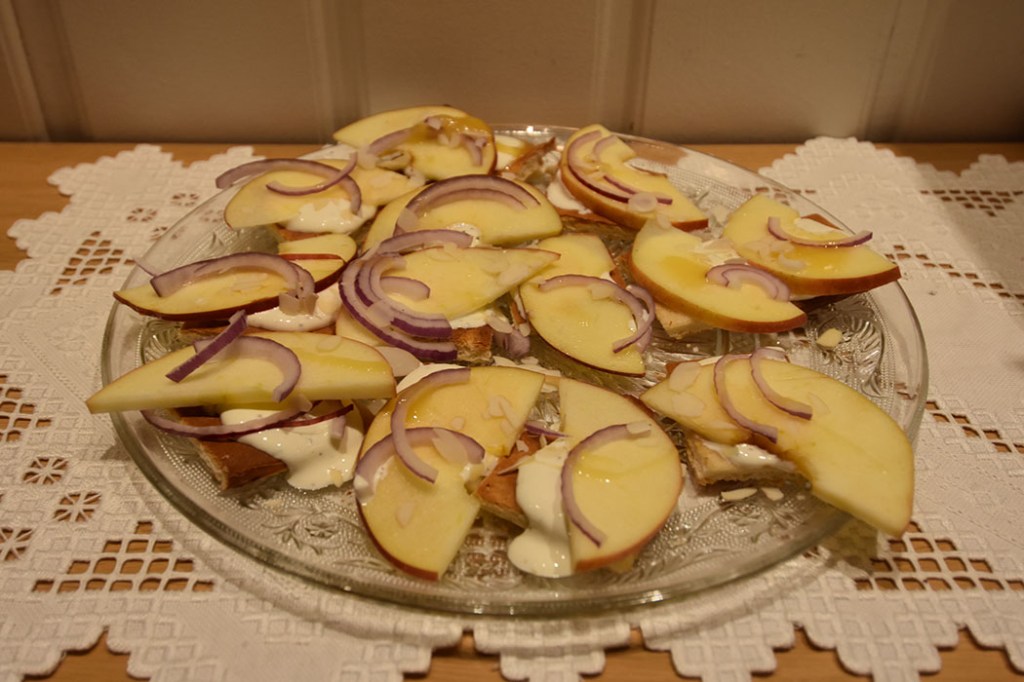 Pizza med eple, ricotta og honning (forrret, fingermat) Ingredienser 1 Pizzabunn (for oppskrift- trykk HER) 2 Epler 1½ ts Sitronsaft 2 ½ dl Ricotta 1 ts Sitronskall ½ ts Salt (flaksalt) ¼ ts Pepper ½ Rødløk (i tynne skiver) 1 dl Mandler (uten skall) 1 ss Honning Persille (fin hakket) https://heidisboble.no/ @heidisboble