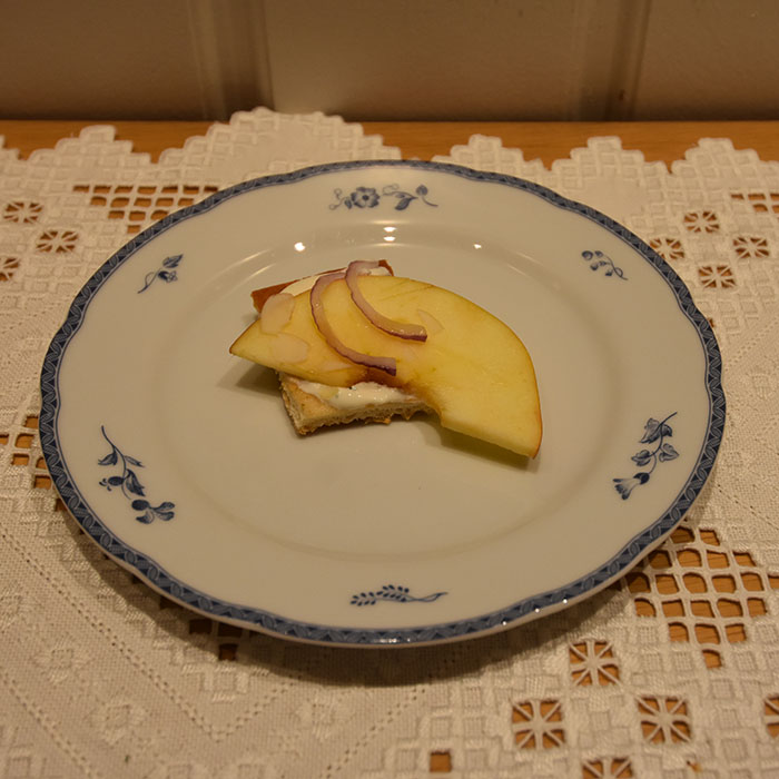 Pizza med eple, ricotta og honning (forrret, fingermat) Ingredienser 1 Pizzabunn (for oppskrift- trykk HER) 2 Epler 1½ ts Sitronsaft 2 ½ dl Ricotta 1 ts Sitronskall ½ ts Salt (flaksalt) ¼ ts Pepper ½ Rødløk (i tynne skiver) 1 dl Mandler (uten skall) 1 ss Honning Persille (fin hakket) https://heidisboble.no/ @heidisboble