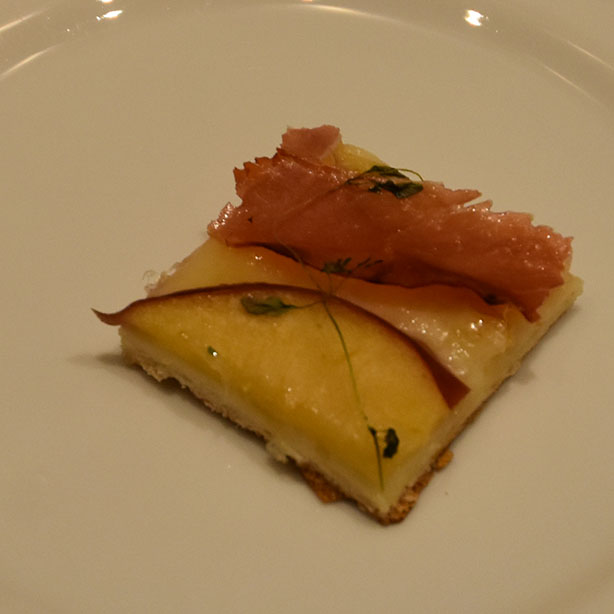 Pizza med eple, rosmarin og seranoskinke (forrett) Ingredienser 1 Pizzadeig (for oppskrift, trykk HER) 1 Mozzarella (smuldret) 1 Eple (i tynne skiver) Blåmuggost (valgfritt) Seranoskinke (i tynne skiver) Rosmarin (fersk) Pepper (nykvernet) Tips! Du kan bruke en ferdig kjøpt pizza bunn til denne retten, hvis du ønsker å spare tid og krefter https://heidisboble.no/ @heidisboble