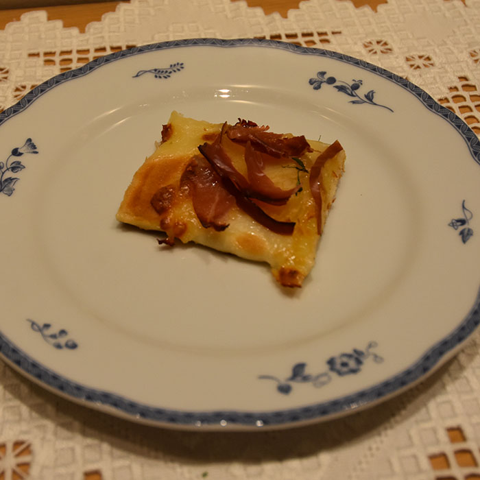 Pizza med eple, rosmarin og seranoskinke (forrett) Ingredienser 1 Pizzadeig (for oppskrift, trykk HER) 1 Mozzarella (smuldret) 1 Eple (i tynne skiver) Blåmuggost (valgfritt) Seranoskinke (i tynne skiver) Rosmarin (fersk) Pepper (nykvernet) Tips! Du kan bruke en ferdig kjøpt pizza bunn til denne retten, hvis du ønsker å spare tid og krefter https://heidisboble.no/ @heidisboble