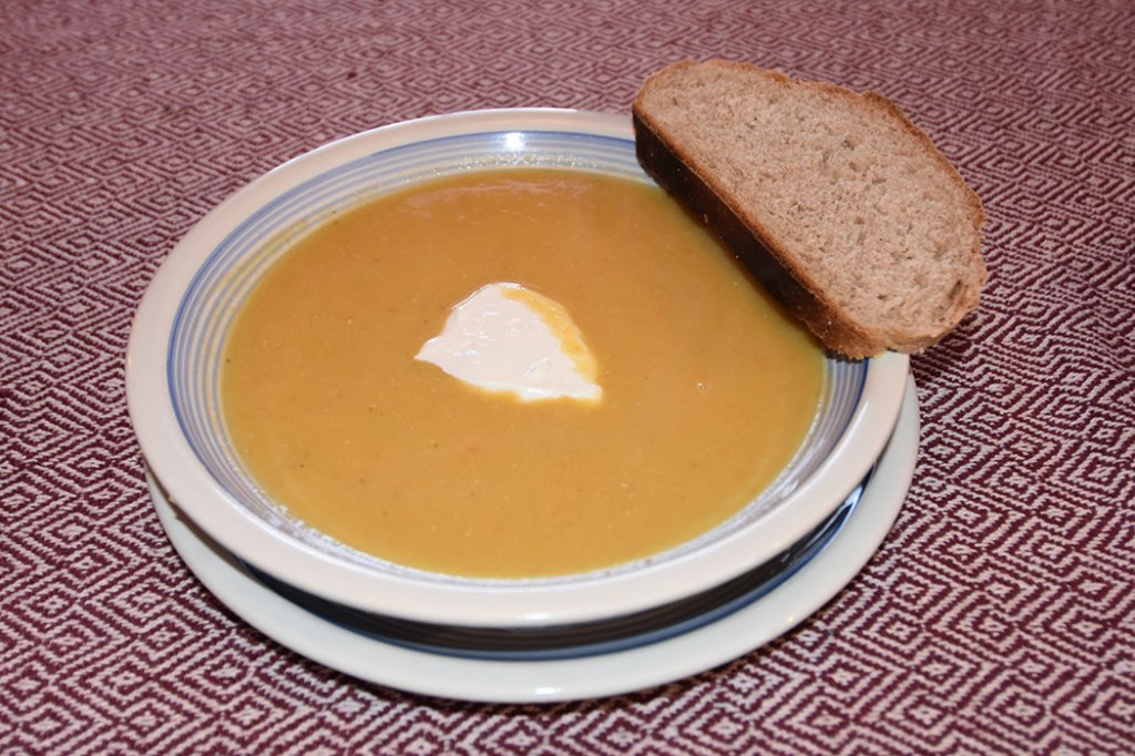 Rød linsesuppe på 1-2-3 Ingredienser: 1 Løk 2-4 fedd Hvitløk 2 Gulerøtter 1 stilk Selleri 2 Grønnsaksbuljongterninger 10 dl Vann 1 ss Ingefær (fersk) 200 g Linser (grønne) 1 Appelsin (skall og saft) Rømme (valgfritt) https://heidisboble.no/ @heidisboble