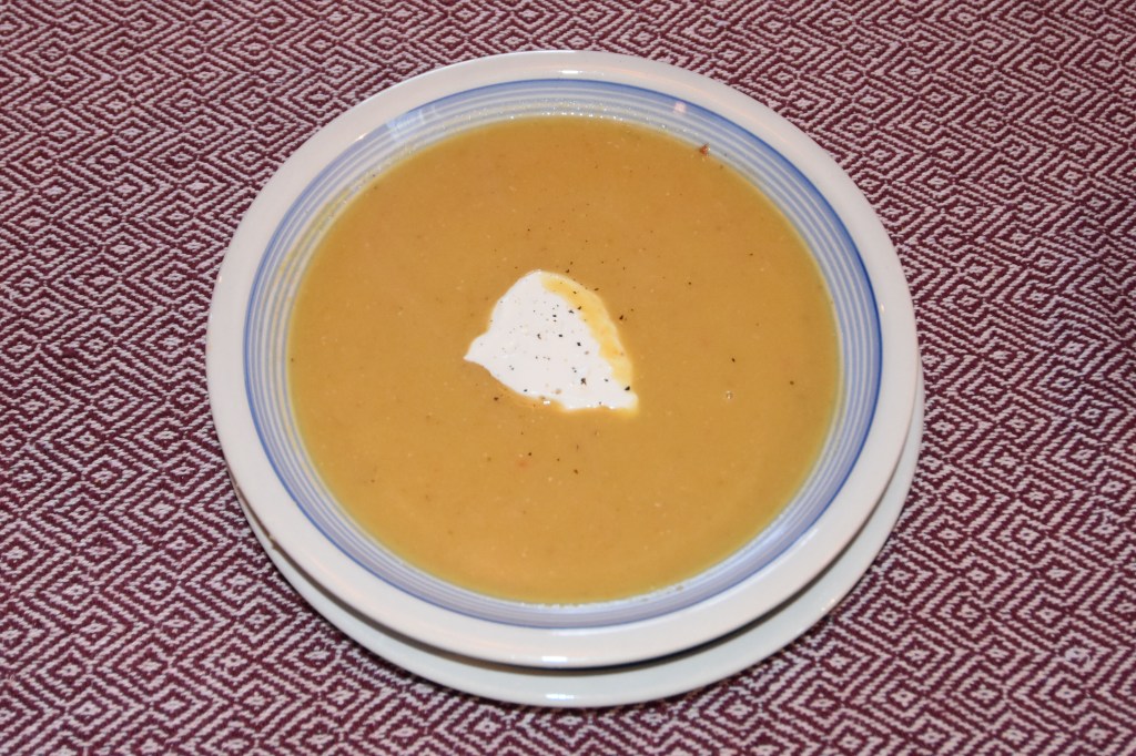Rød linsesuppe på 1-2-3 Ingredienser: 1 Løk 2-4 fedd Hvitløk 2 Gulerøtter 1 stilk Selleri 2 Grønnsaksbuljongterninger 10 dl Vann 1 ss Ingefær (fersk) 200 g Linser (grønne) 1 Appelsin (skall og saft) Rømme (valgfritt) https://heidisboble.no/ @heidisboble