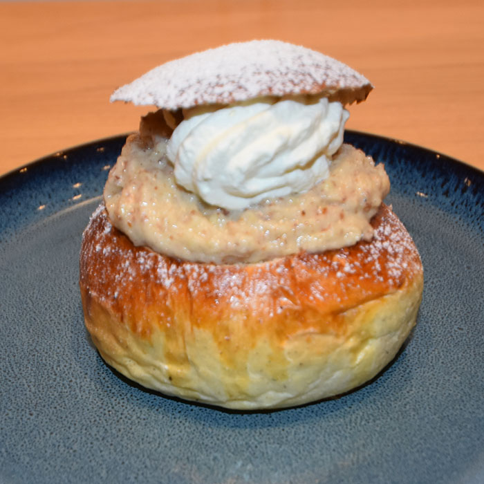 SEMLOR – svenske fastelavnsboller Ingredienser Fordeig: 2 dl Melk (ca 35 grader) ½ pk Gjær (25 g) 240 g Hvetemel (4dl) 180 g Hvetemel 1 Egg ½ ts Salt 1 ss Kardemomme 1 dl Sukker 100 g Smør (romtemperert) Fyll: 190 g Mandler 110 g Melis 80 g Smør ½ dl Melk 3 dl Fløte ½ ss Melis Pensling: 1 Egg (sammen vispet) https://heidisboble.no/ @heidisboble
